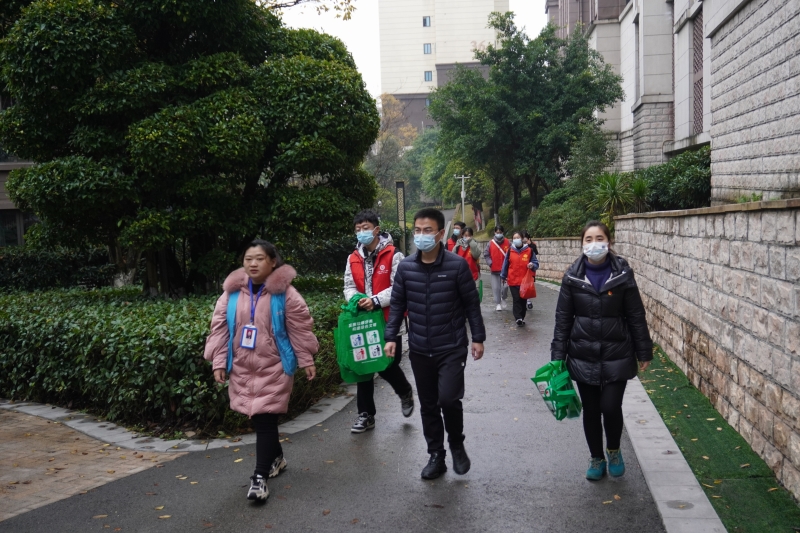 1640162364629084119.jpg 3-孙老师带领志愿者.jpg