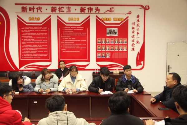 黄伟九董事长与同学交流 (2).jpg